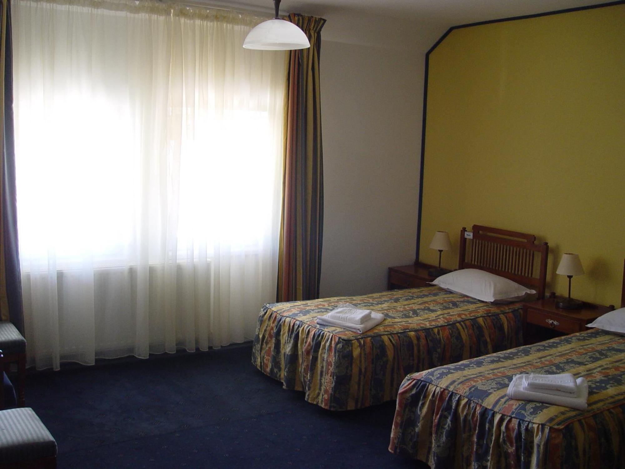 Hotel Astra บราชอฟ ภายนอก รูปภาพ